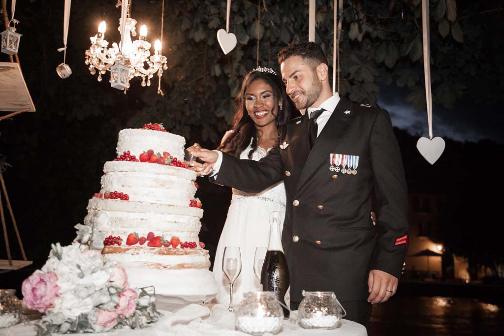 taglio della torta con sposo in divisa militare a villa dei mulini